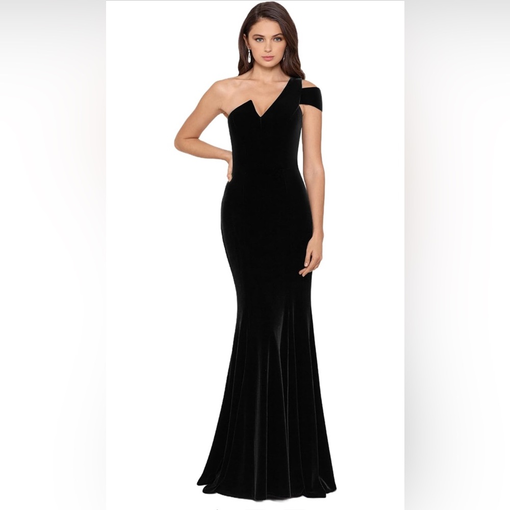 Gorgeous black velvet Betsy & Adam gown. Size 8. One shoulder, fitted mermaid